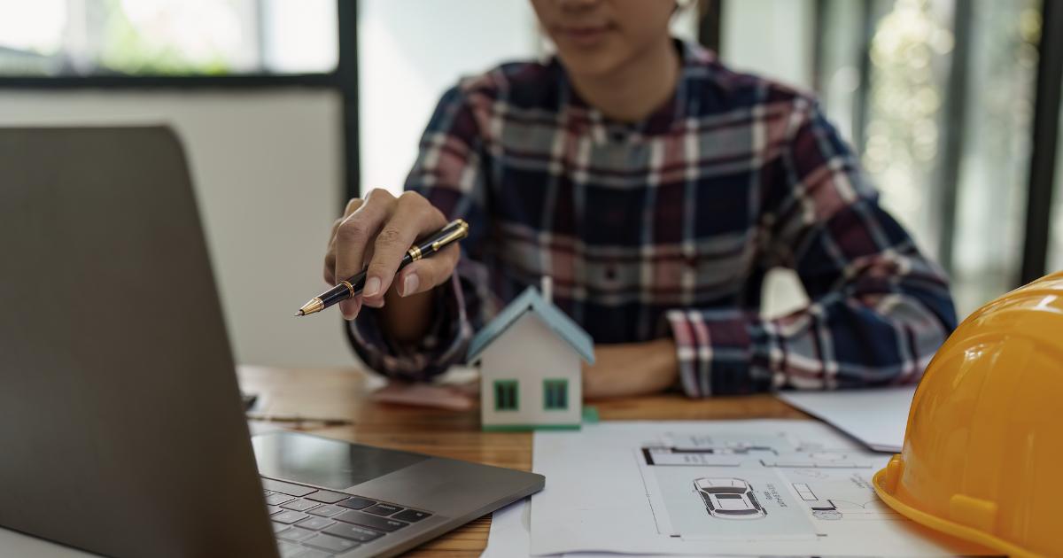 Person schaut auf einen PC