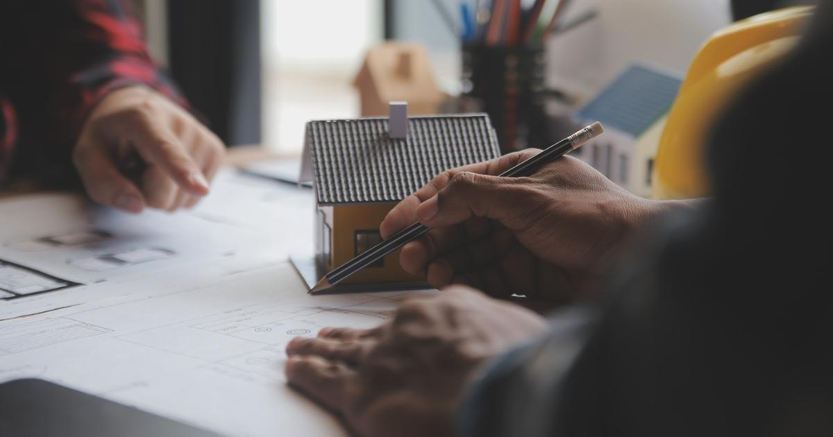 Zwei Personen tauschen sich aus