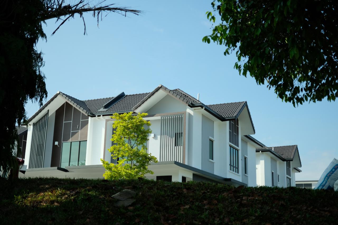 Moderne, renditeorientierte Gewerbeimmobilie und gemischt genutzte Anlageimmobilie mit zeitgemäßer Architektur unter blauem Himmel – perfekt geeignet für die Wertermittlung über das Ertragswertverfahren.